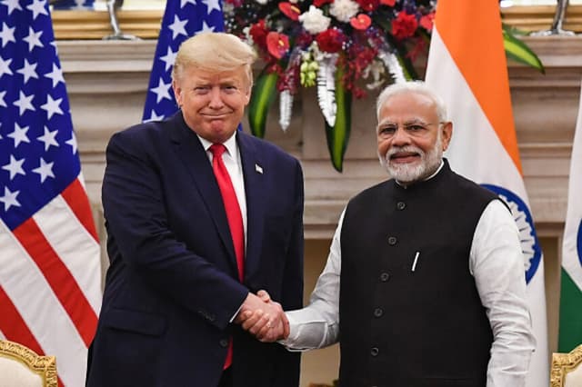 El primer ministro de la India, Narendra Modi (derecha), estrecha la mano del presidente de los Estados Unidos, Donald Trump, antes de una reunión en Hyderabad House, en Nueva Delhi, el 25 de febrero de 2020. (Foto de Mandel NGAN / AFP) (MANDEL NGAN/AFP a través de Getty Images).
