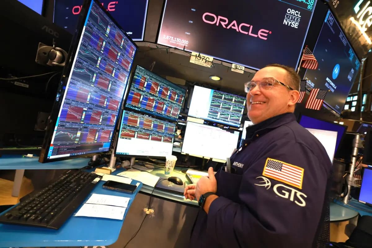 Un operador trabaja en la sala de la Bolsa de Nueva York el 7 de enero de 2026. (Timothy A. Clary/AFP a través de Getty Images)