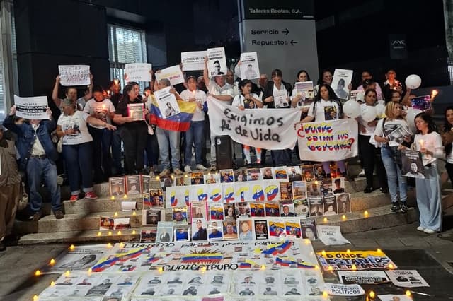 Familiares de presos políticos venezolanos en una vigilia. (Crédito: Yasmila Márquez)