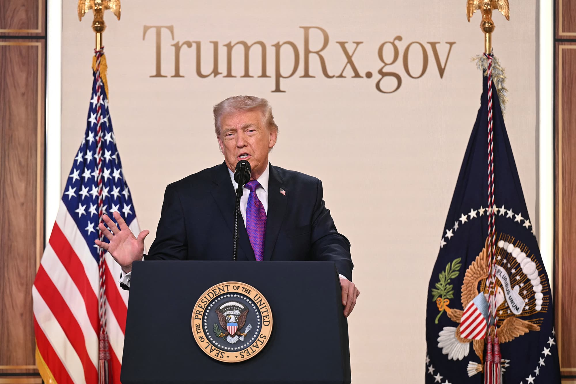 El presidente Trump presenta el sitio web TrumpRx en la Casa Blanca el 5 de febrero de 2026. (Saul Loeb/AFP a través de Getty Images)
