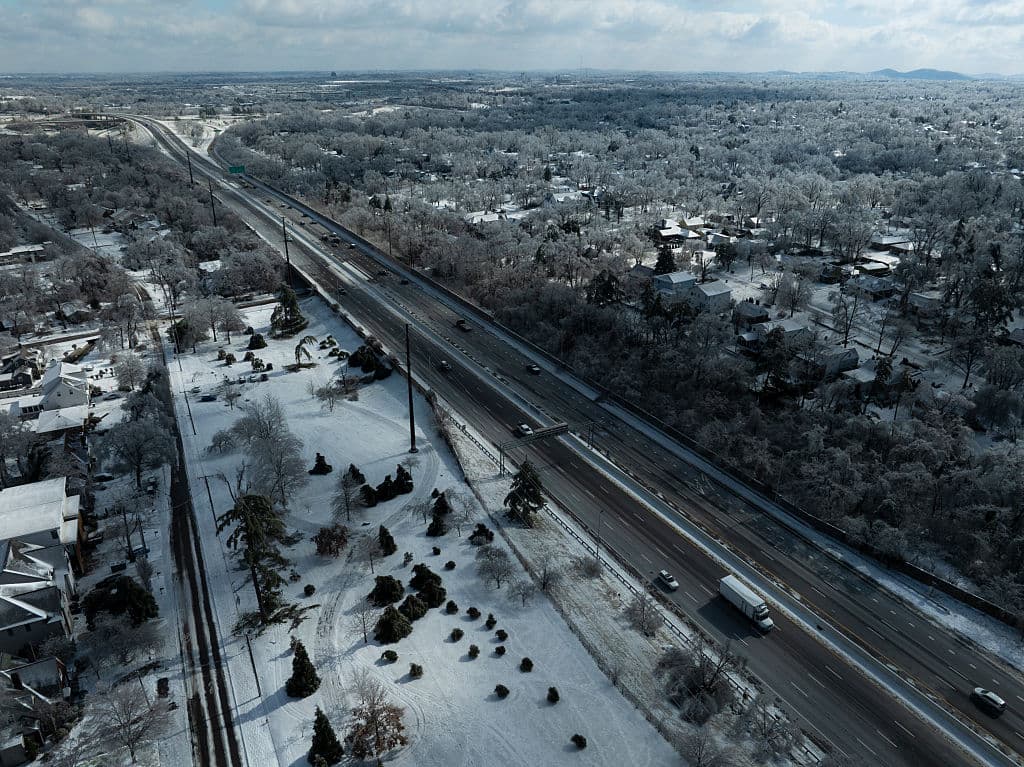 Una vista aérea muestra el hielo acumulado en las líneas eléctricas en Nashville, Tennessee, el 26 de enero de 2026. (Brett Carlsen/Getty Images)