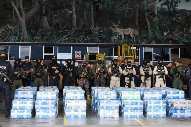 Policías costarricenses vigilan paquetes de cocaína en Alajuela, Costa Rica, el 28 de noviembre de 2025. (Ezequiel Becerra/AFP vía Getty Images)