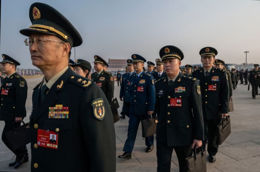 Diputados del ejército chino caminan juntos a su llegada a la segunda sesión plenaria del Congreso Nacional del Pueblo (APN) en el Gran Salón del Pueblo, en Pekín, China, el 8 de marzo de 2025. (Kevin Frayer/Getty Images)