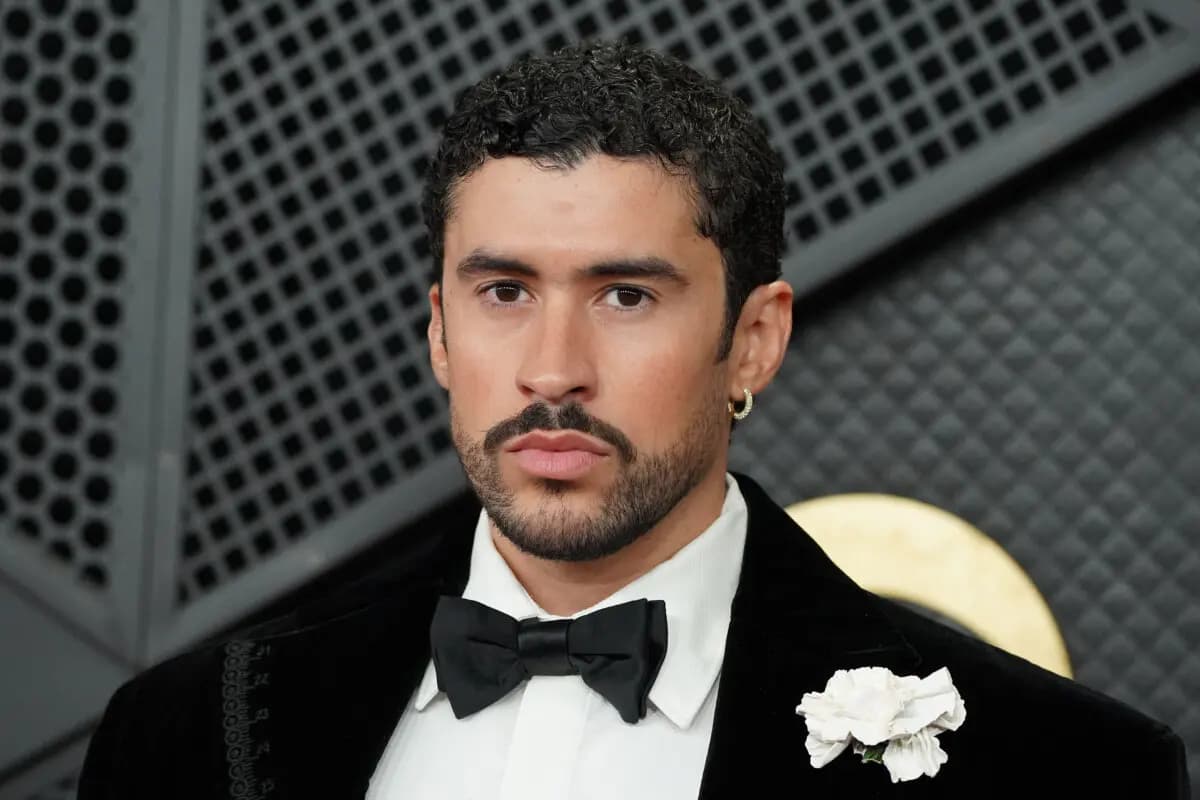Bad Bunny llega a la 68.ª edición de los premios Grammy el domingo 1 de febrero de 2026 en Los Ángeles. (Foto de Jordan Strauss/Invision/AP)