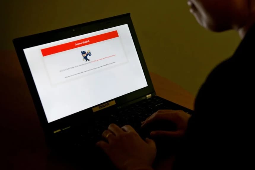 Una pantalla de un ordenador portátil con un mensaje de denegación de acceso en la página de inicio de "Annals of the Yellow Emperor" en Beijing, el 4 de enero de 2013. (STF/AFP a través de Getty Images)