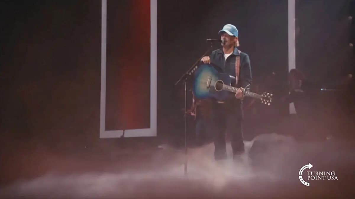 Kid Rock actúa durante el "All-American Halftime Show" en un vídeo publicado el 8 de febrero de 2026. (Turning Point USA vía Reuters)