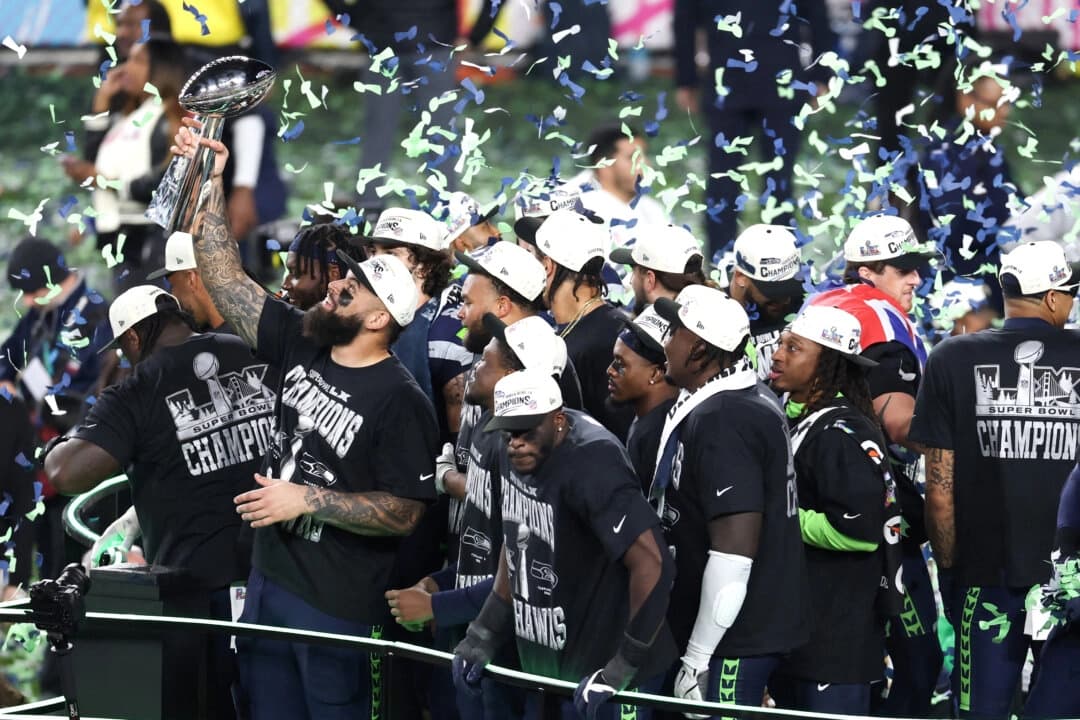 Los jugadores de los Seattle Seahawks celebran con el Trofeo Vince Lombardi tras derrotar a los New England Patriots durante el Super Bowl LX en el Levi's Stadium de Santa Clara, California, el 8 de febrero de 2026. (Patrick T. Fallon/AFP vía Getty Images)