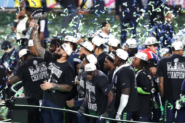 Los jugadores de los Seattle Seahawks celebran con el Trofeo Vince Lombardi tras derrotar a los New England Patriots durante el Super Bowl LX en el Levi's Stadium de Santa Clara, California, el 8 de febrero de 2026. (Patrick T. Fallon/AFP vía Getty Images)