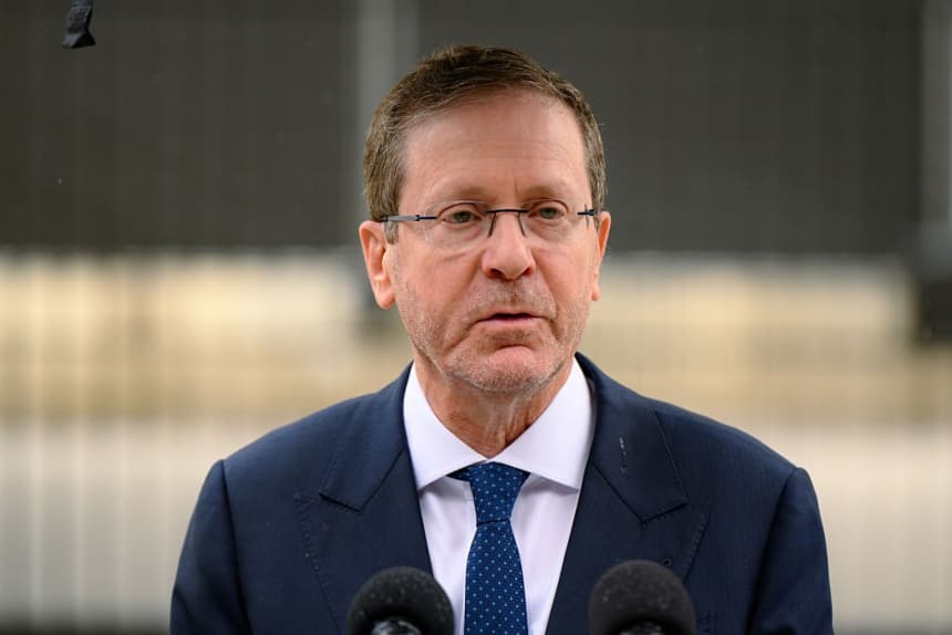 El presidente israelí, Isaac Herzog, se dirige a los medios tras la ceremonia de colocación de una corona de flores en el Bondi Pavilion, en Sídney, Australia, el 9 de febrero de 2026. (George Chan/Getty Images)