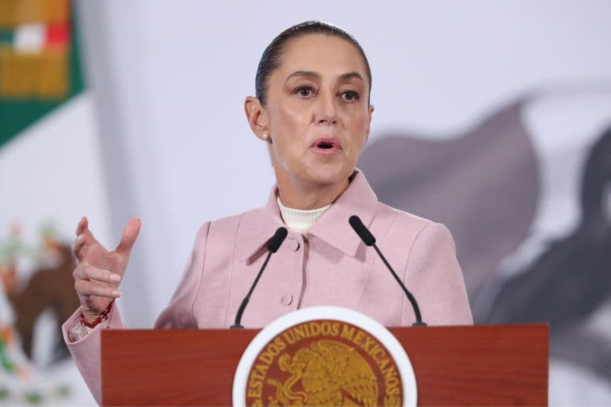 La presidenta de México, Claudia Sheinbaum, habla durante una rueda de prensa este 9 de febrero, en el Palacio Nacional en Ciudad de México, México. (EFE/Mario Guzmán)