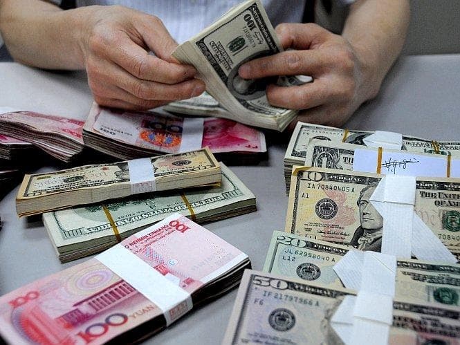 Un empleado cuenta dinero en una sucursal del Banco de China en Lianyungang, provincia de Jiangsu, China, en esta foto de archivo. (ChinaFotoPress/Getty Images)