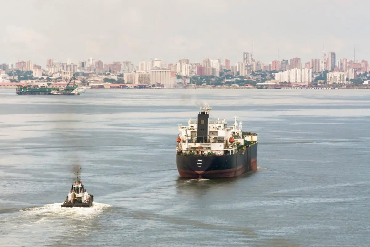 Un petrolero no identificado navega por el lago Maracaibo, en Cabimas, Venezuela, el 14 de octubre de 2022. (Issac Urrutia/Reuters)