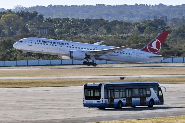 Un avión de Turkish Airlines despega del Aeropuerto Internacional José Martí de La Habana el 9 de febrero de 2026. (YAMIL LAGE / AFP a través de Getty Images)