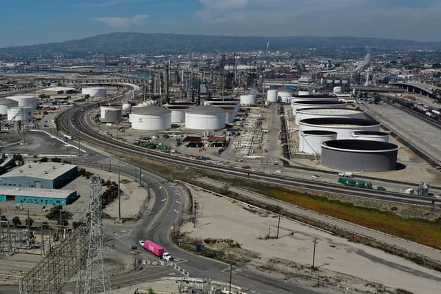 Una imagen aérea muestra la refinería de petróleo Valero Wilmington, junto a los puertos de Long Beach y Los Ángeles, en el barrio de Wilmington de Los Ángeles, California, el 10 de abril de 2025. (PATRICK T. FALLON/AFP vía Getty Images)