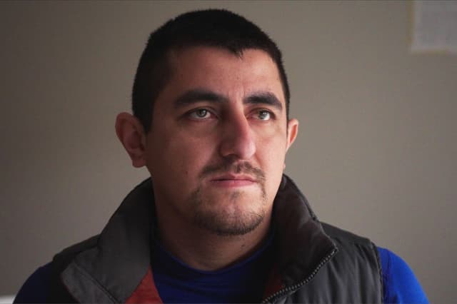 Alberto Castañeda Mondragón posa para una foto en un departamento, el miércoles 4 de febrero de 2026, en St. Paul, Minnesota. (Foto AP/Mark Vancleave)