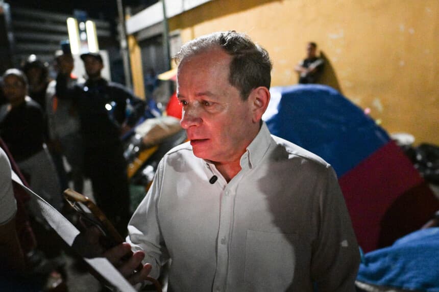 El líder político venezolano Juan Pablo Guanipa gesticula tras su liberación frente a la prisión Zona 7 en Caracas, el 8 de febrero de 2026. (Juan BARRETO / AFP vía Getty Images)