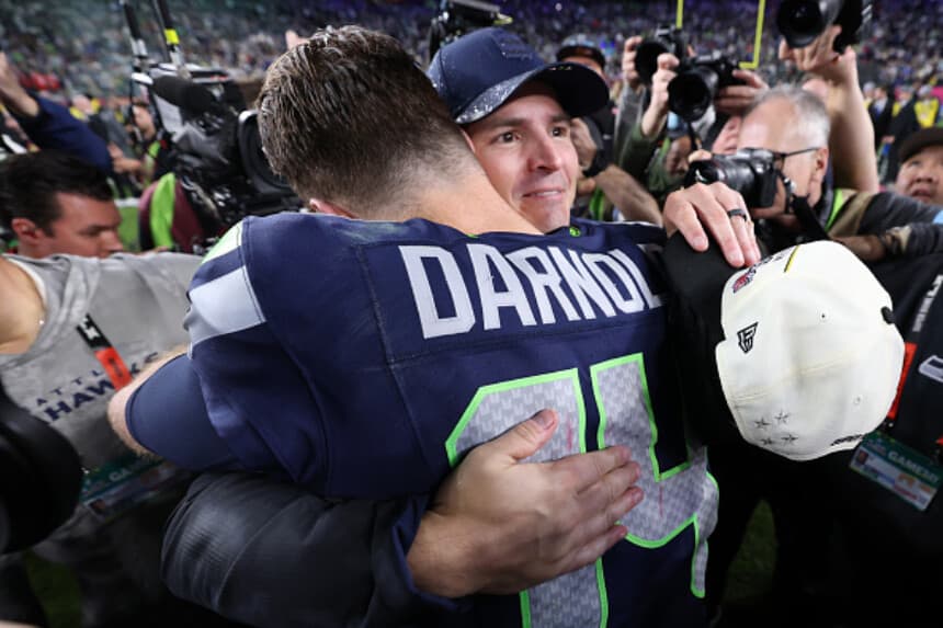 Sam Darnold, número 14 de los Seattle Seahawks, y el entrenador jefe Mike MacDonald, de los Seattle Seahawks, celebran tras derrotar a los New England Patriots por 29-13 y ganar la Super Bowl LX en el Levi's Stadium el 8 de febrero de 2026 en Santa Clara, California. (Foto de Kevin C. Cox/Getty Images).