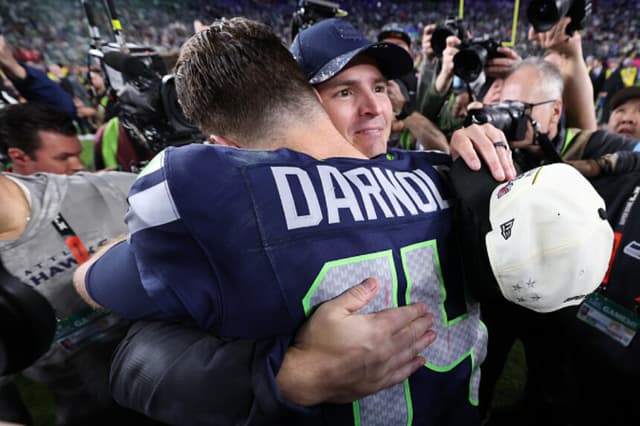 Sam Darnold, número 14 de los Seattle Seahawks, y el entrenador jefe Mike MacDonald, de los Seattle Seahawks, celebran tras derrotar a los New England Patriots por 29-13 y ganar la Super Bowl LX en el Levi's Stadium el 8 de febrero de 2026 en Santa Clara, California. (Foto de Kevin C. Cox/Getty Images).