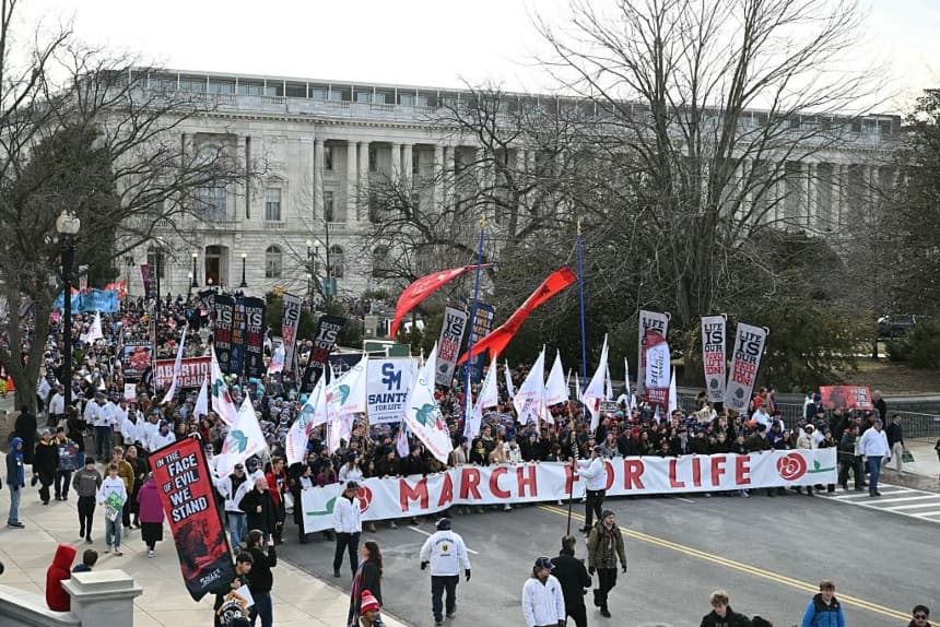 La gente marcha cerca del Capitolio de Estados Unidos durante la 53.° Marcha por la Vida, en Washington, D.C., el 23 de enero de 2026. (SAUL LOEB/AFP vía Getty Images)