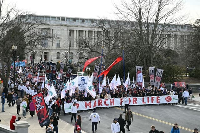 La gente marcha cerca del Capitolio de Estados Unidos durante la 53.° Marcha por la Vida, en Washington, D.C., el 23 de enero de 2026. (SAUL LOEB/AFP vía Getty Images)
