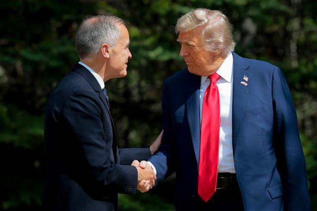 El primer ministro canadiense, Mark Carney, saluda al presidente estadounidense, Donald Trump, en la ceremonia oficial de bienvenida durante la Cumbre de Líderes del G7, celebrada el 16 de junio de 2025 en Kananaskis, Alberta. Canadá es el anfitrión de la reunión de este año de las siete economías más grandes del mundo. (Foto de Chip Somodevilla/Getty Images).