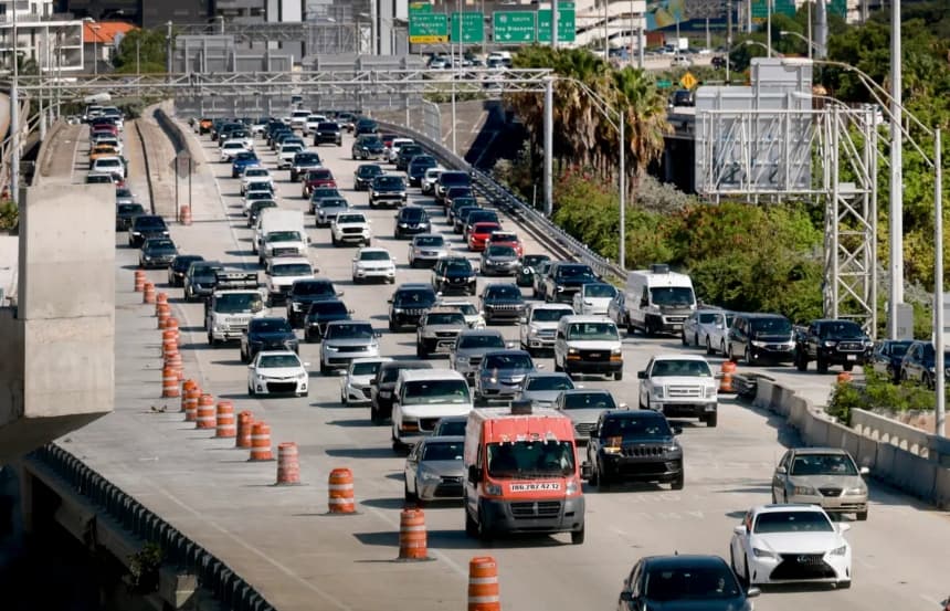 Vehículos circulando por la I-95 en Miami el 24 de mayo de 2024. (Joe Raedle/Getty Images)