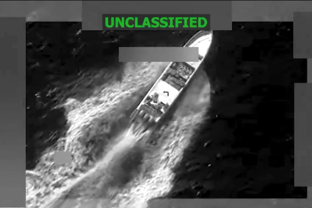 La Fuerza Operativa Conjunta Southern Spear lleva a cabo un ataque cinético letal contra una presunta embarcación de narcotraficantes en el Pacífico oriental el 9 de febrero de 2026. Comando Sur de los Estados Unidos (Captura de pantalla vía The Epoch Times)