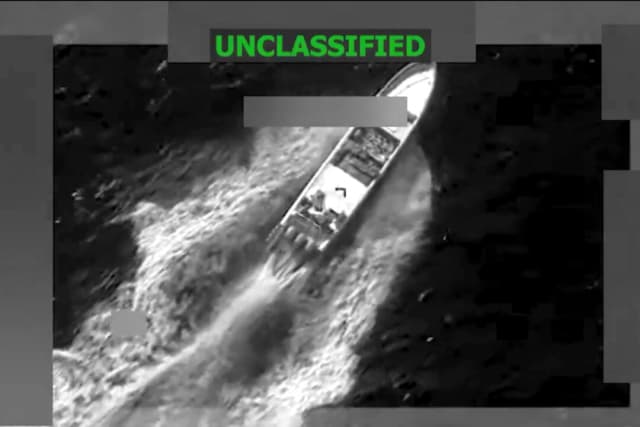 La Fuerza Operativa Conjunta Southern Spear lleva a cabo un ataque cinético letal contra una presunta embarcación de narcotraficantes en el Pacífico oriental el 9 de febrero de 2026. Comando Sur de los Estados Unidos (Captura de pantalla vía The Epoch Times)