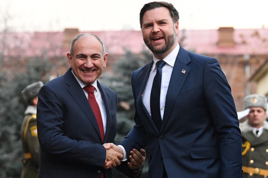 TOPSHOT - El primer ministro de Armenia, Nikol Pashinyan, da la bienvenida al vicepresidente estadounidense, JD Vance, antes de su reunión en Ereván el 9 de febrero de 2026. (Foto de KAREN MINASYAN / AFP a través de Getty Images).