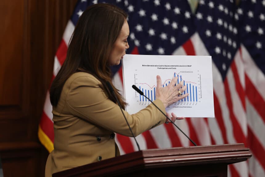 La secretaria de Agricultura de EE. UU., Brooke Rollins, señala un gráfico sobre las prestaciones del programa SNAP durante una rueda de prensa en el Capitolio el 31 de octubre de 2025 en Washington, D.C. La oficina del presidente de la Cámara de Representantes celebró la rueda de prensa el día 31 del cierre del Gobierno para hablar sobre los programas de cupones de alimentos que se están quedando sin financiación. (Foto de Anna Moneymaker/Getty Images).