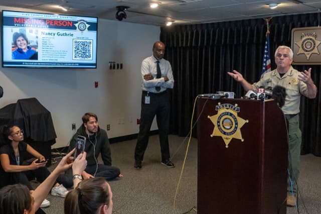 El sheriff del condado de Pima, Chris Nanos, habla con los medios de comunicación el 3 de febrero de 2026 en Tucson, Arizona. Respondía a preguntas sobre la búsqueda de Nancy Guthrie, la madre desaparecida de la presentadora de la NBC Savannah Guthrie. (Foto de Jan Sonnenmair/Getty Images).