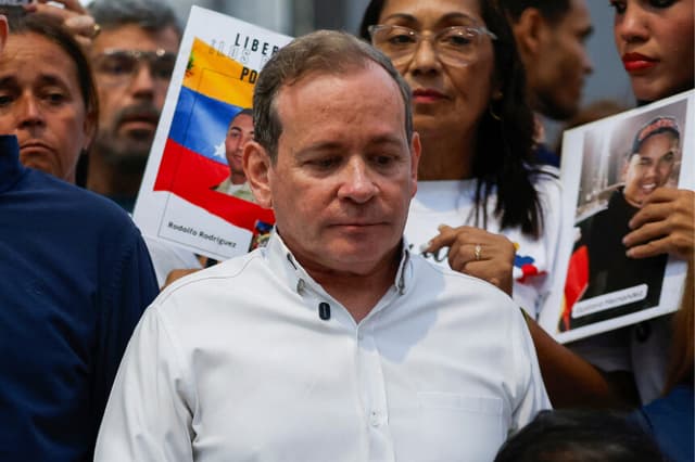 Juan Pablo Guanipa tras su liberación de la prisión Helicoide en Caracas el 8 de febrero de 2026. (Pedro MATTEY / AFP a través de Getty Images)