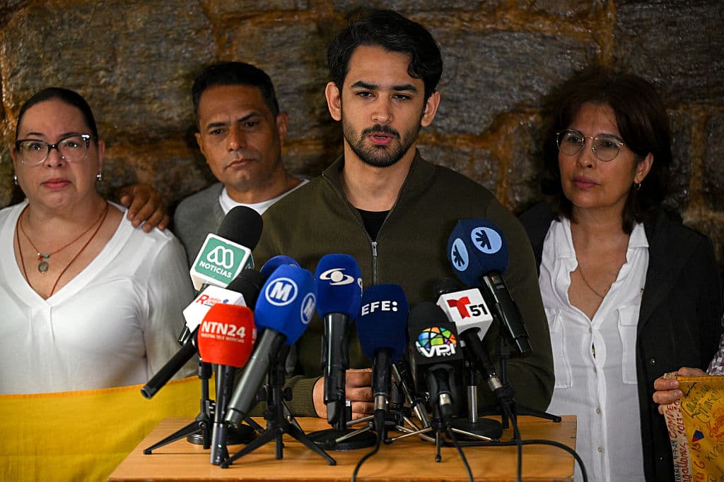 <em>Ramón Guanipa habla durante una rueda de prensa tras la nueva detención de su padre en Caracas el 9 de febrero de 2026. (Federico PARRA / AFP vía Getty Images)</em>