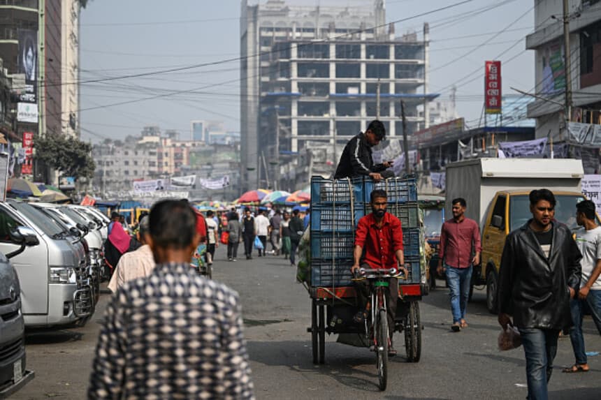 Un hombre transporta carros de verduras en un mercado antes de las elecciones generales de Bangladesh en Daca, el 10 de febrero de 2026. (Foto de Sajjad HUSSAIN / AFP a través de Getty Images).