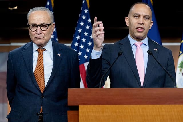 El líder de la minoría del Senado de los Estados Unidos, Chuck Schumer (izquierda), demócrata de Nueva York, y el líder de la minoría de la Cámara de Representantes de Estados Unidos, Hakeem Jeffries (derecha), demócrata de Nueva York, ofrecen una conferencia de prensa en el Capitolio, en Washington D. C., el 8 de enero de 2026. ((SAUL LOEB / AFP a través de Getty Images)
