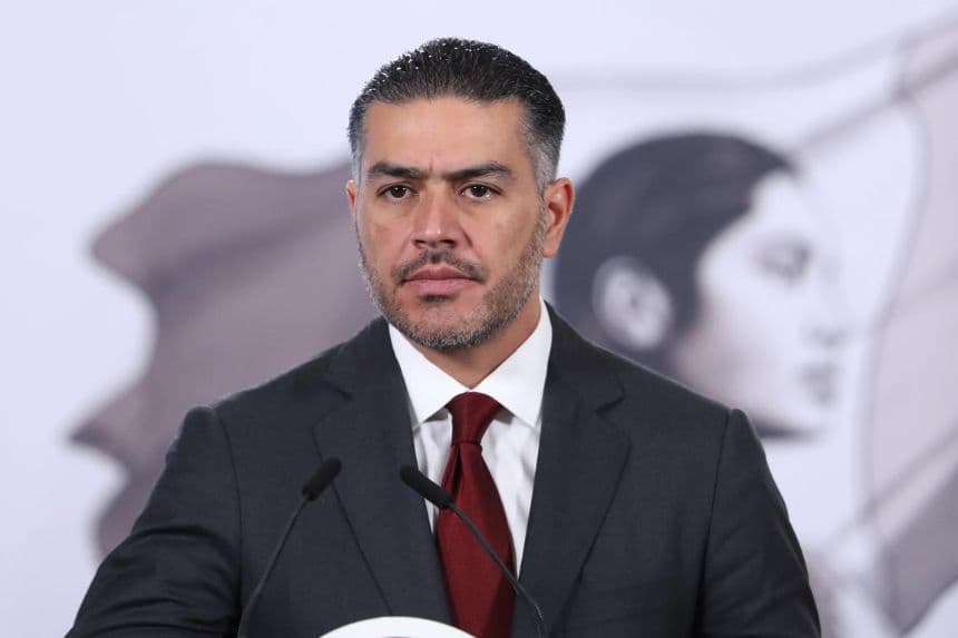 El secretario de Seguridad y Protección Ciudadana (SSPC) de México, Omar García Harfuch, reacciona durante una rueda de prensa este martes, en el Palacio Nacional en Ciudad de México, México. (EFE/Mario Guzmán)