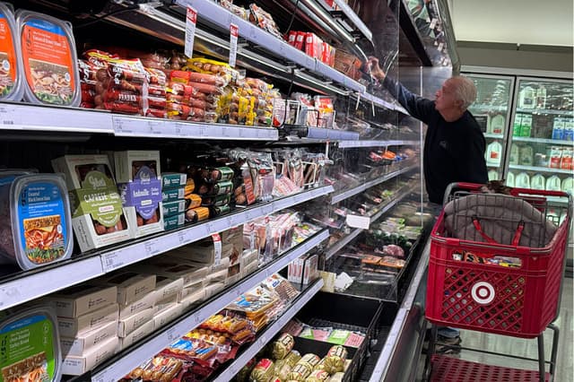 Un cliente compra carne en una tienda Target el 11 de noviembre de 2025 en Novato, California. (Foto de Justin Sullivan/Getty Images)