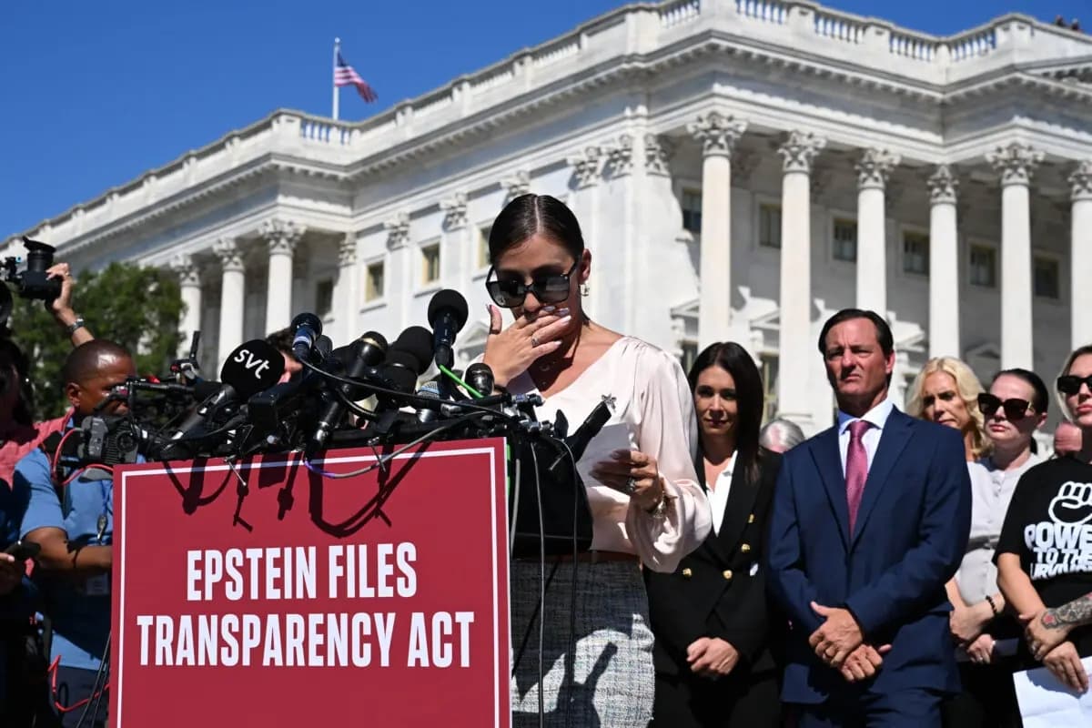 Marina Lacerda, una de las acusadoras en el caso de Jeffrey Epstein, habla durante una conferencia de prensa y una manifestación en apoyo a las víctimas del delincuente sexual Jeffrey Epstein y su cómplice Ghislaine Maxwell frente al Capitolio de los Estados Unidos en Washington el 3 de septiembre de 2025. (Roberto Schmidt/AFP vía Getty Images)