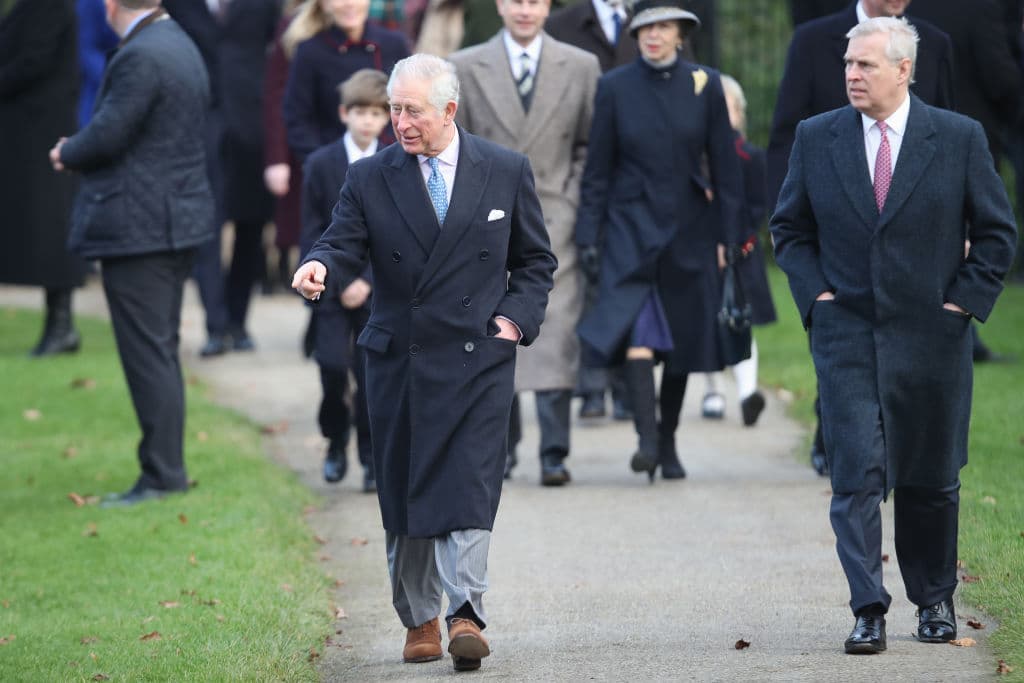 El príncipe Carlos, príncipe de Gales, y el príncipe Andrés asisten a la misa de Navidad en la iglesia de Santa María Magdalena el 25 de diciembre de 2017 en King's Lynn, Inglaterra. (Chris Jackson/Getty Images)