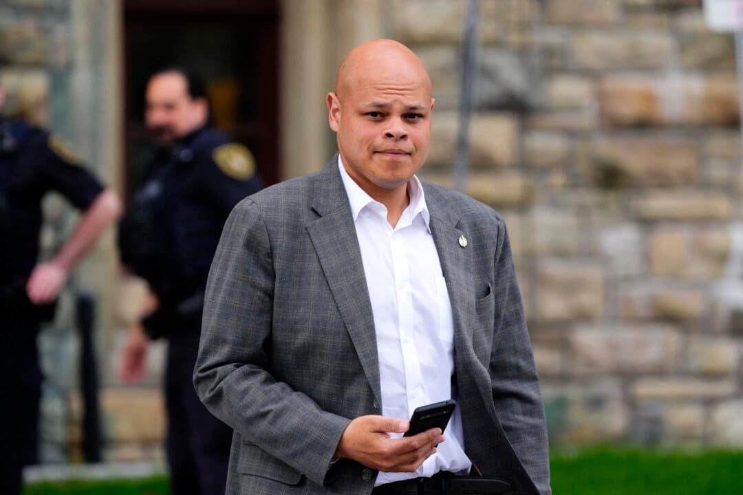 El diputado conservador electo Jamil Jivani sale de una reunión del bloque conservador en Parliament Hill, en Ottawa, el martes 6 de mayo de 2025. (THE CANADIAN PRESS/Justin Tang)