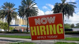 Economía estadounidense crea 130,000 nuevos empleos y la tasa de desempleo cae al 4.3 %