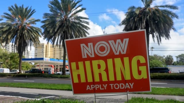 Economía estadounidense crea 130,000 nuevos empleos y la tasa de desempleo cae al 4.3 %