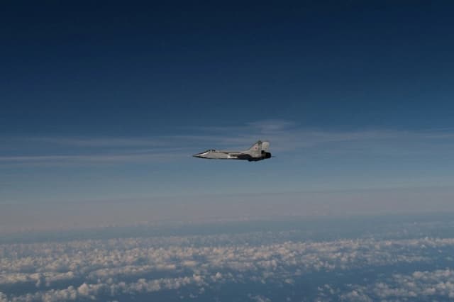 Un avión en el espacio aéreo, en una foto de archivo. (Reuters)
