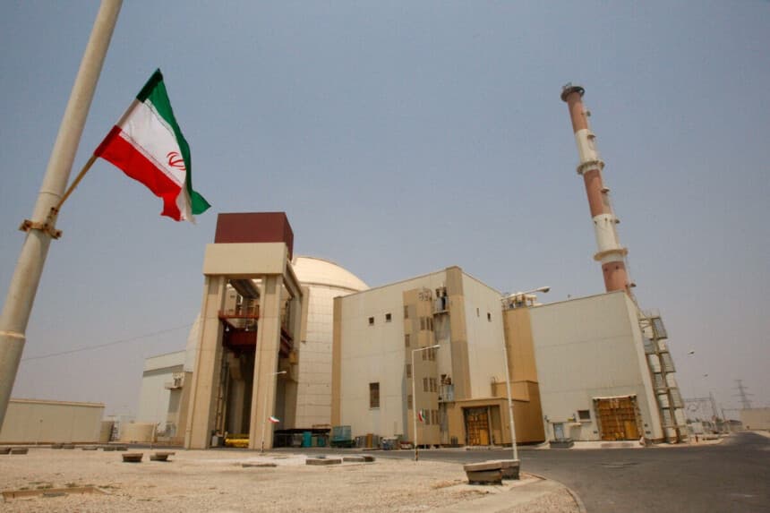 Una bandera iraní ondea frente al edificio del reactor de la central nuclear de Bushehr, a las afueras de la ciudad meridional de Bushehr, Irán, el 21 de agosto de 2010. (Vahid Salemi/AP Photo).