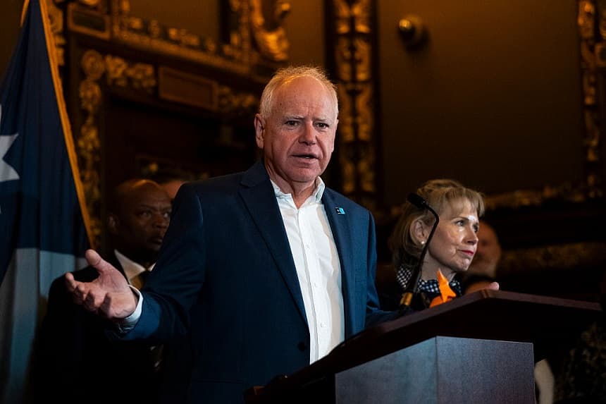 El gobernador de Minnesota, Tim Walz, habla durante una conferencia de prensa sobre la detención federal de niños en el edificio del Capitolio estatal el 3 de febrero de 2026 en St. Paul, Minnesota.(Stephen Maturen/Getty Images)