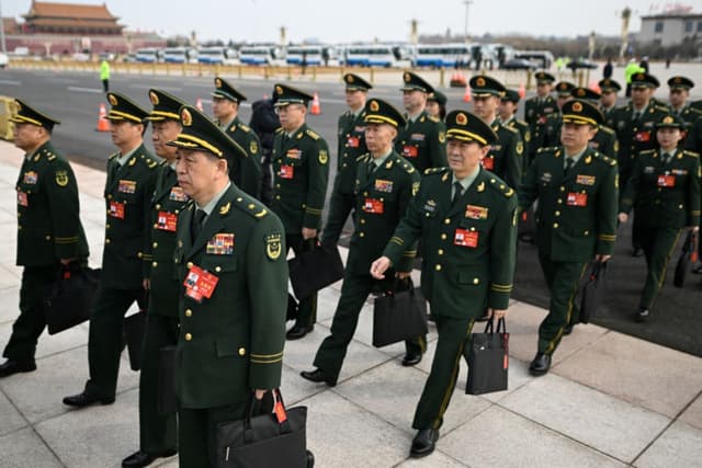 Miembros de una delegación militar llegan a una reunión antes de la ceremonia inaugural de la Conferencia Consultiva Política del Pueblo Chino (CCPPCh) en el Gran Palacio del Pueblo, en Pekín, el 4 de marzo de 2024. (WANG ZHAO/AFP vía Getty Images)