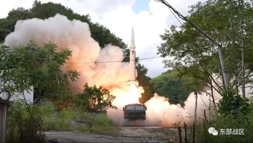 La Fuerza de Cohetes, dependiente del Mando del Teatro Oriental del Ejército Popular de Liberación (EPL) de China, dispara misiles reales hacia las aguas cercanas a Taiwán desde una ubicación no revelada, en China, el 4 de agosto de 2022. (Mando del Teatro Oriental/Folleto vía Reuters)