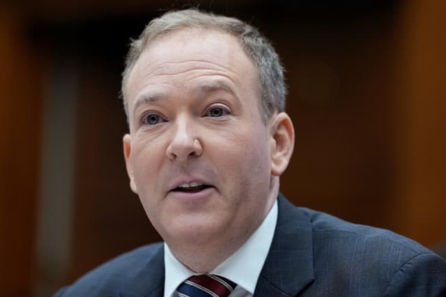 El administrador de la Agencia de Protección Ambiental (EPA), Lee Zeldin, testifica ante el Subcomité de Medio Ambiente del Comité de Energía y Comercio de la Cámara de Representantes en el edificio Rayburn House Office Building el 20 de mayo de 2025 en Washington, D.C. Zeldin testificó sobre el presupuesto de la Agencia de Protección Ambiental para el año fiscal 2026. (Kevin Dietsch/Getty Images).