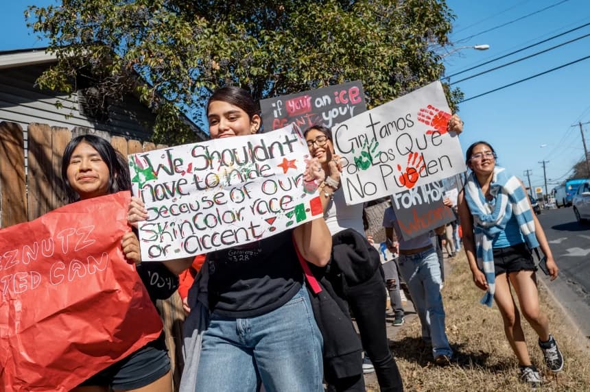 Estudiantes de secundaria se manifiestan durante una huelga en protesta contra el ICE en Austin, Texas, el 6 de febrero de 2026. La ola de protestas contra el ICE comenzó con los adultos y se extendió a los escolares después de que dos enfrentamientos con agentes federales de inmigración se tornaran mortales en Minnesota en enero. (Brandon Bell/Getty Images)