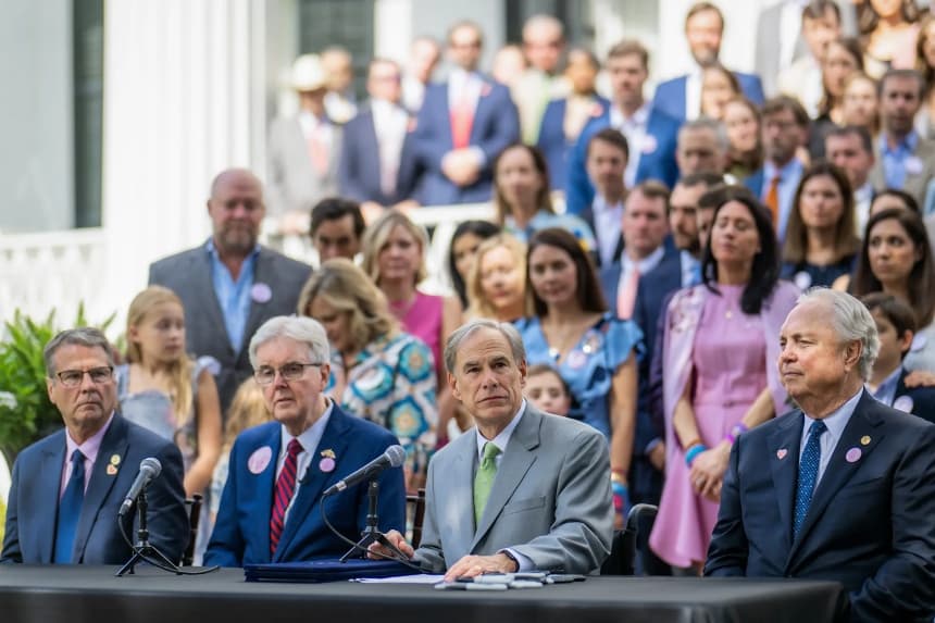 (De izquierda a derecha) El senador estatal de Texas Charles Perry, el vicegobernador Dan Patrick, el gobernador Greg Abbott y el representante estatal Drew Darby celebran una ceremonia de presentación de proyectos de ley en la mansión del gobernador de Texas, en Austin, el 5 de septiembre de 2025. Las escuelas, el personal y los estudiantes de Texas se enfrentan a sanciones por las huelgas, tras la orden de Abbott a la Agencia de Educación de Texas de investigar el supuesto "activismo político inapropiado" en las escuelas públicas. (Brandon Bell/Getty Images)